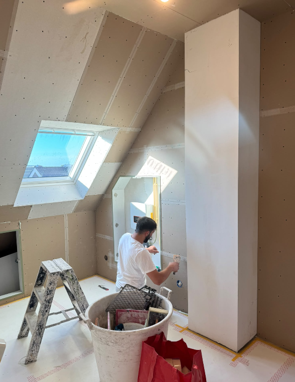 Vakman van ABK Afbouw aan het werk tijdens de voorbereiding van een stucproject
